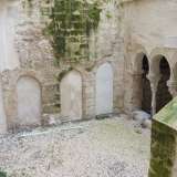 ...che ci permette di accedere al cortile interno, dove si trova l�area sicuramente pi� significativa: il chiostro del monastero medievale